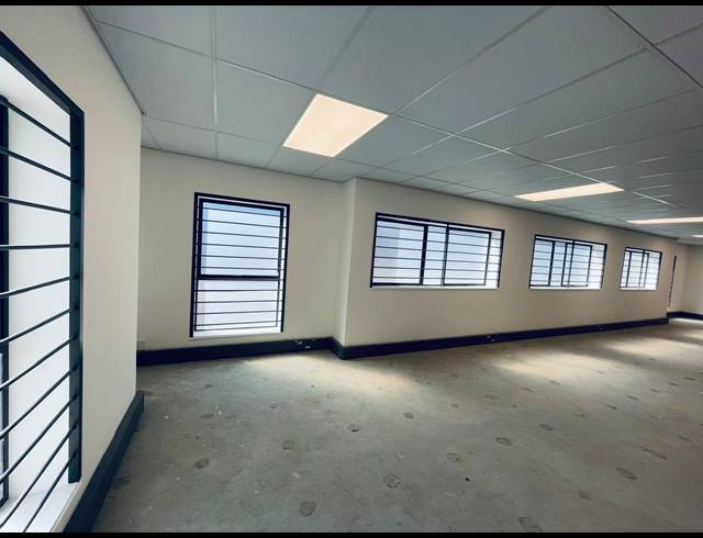 3,949M² OFFICE TO LET IN VORNA VALLEY